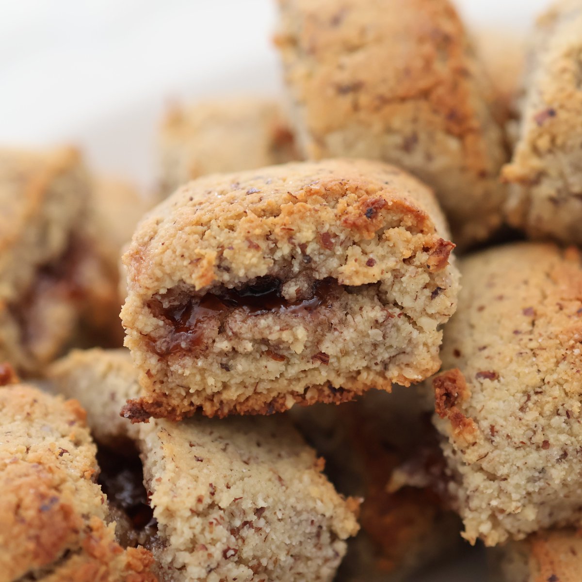 BakeEurope's tweet image. In Puglia, Italy 🇮🇹 there's a town called Ceglie Messapica with its own signature cookie: u’ piscquett’l.
Naturally gluten-free, they're made with almond flour, lemon zest, orange liqueur (rosolio all’arancia), and filled with cherry jam.
Would you bake these at home?