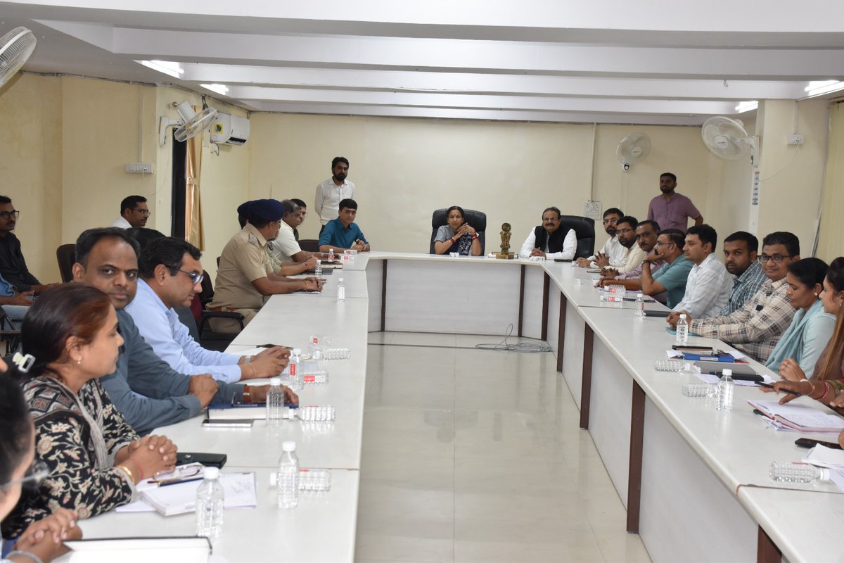 ગુજરાત સરકારના અધિક મુખ્ય સચિવ શ્રી જયંતિ રવિ દ્વારા કલોલ તાલુકા સેવા સદનની મુલાકાત

તા.19 જુલાઈના રોજ  ગુજરાત સરકારના અધિક મુખ્ય સચિવ શ્રી જયંતિ રવિ દ્વારા ગાંધીનગર જિલ્લાના કલોલ તાલુકા સેવા સદનની મુલાકાત લેવામાં આવી હતી. જે અંતર્ગત તેઓએ નવનિર્મિત આધુનિક મોડેલ જનસેવા કેન્દ્રની