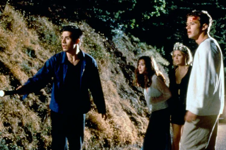 eheadlyn's tweet photo. Freddie Prinze Jr. Says Wife Sarah Michelle Gellar’s Death in IKWYDLS Was the ‘Best’ in Horror Film History https://t.co/Ri4RF03UCO