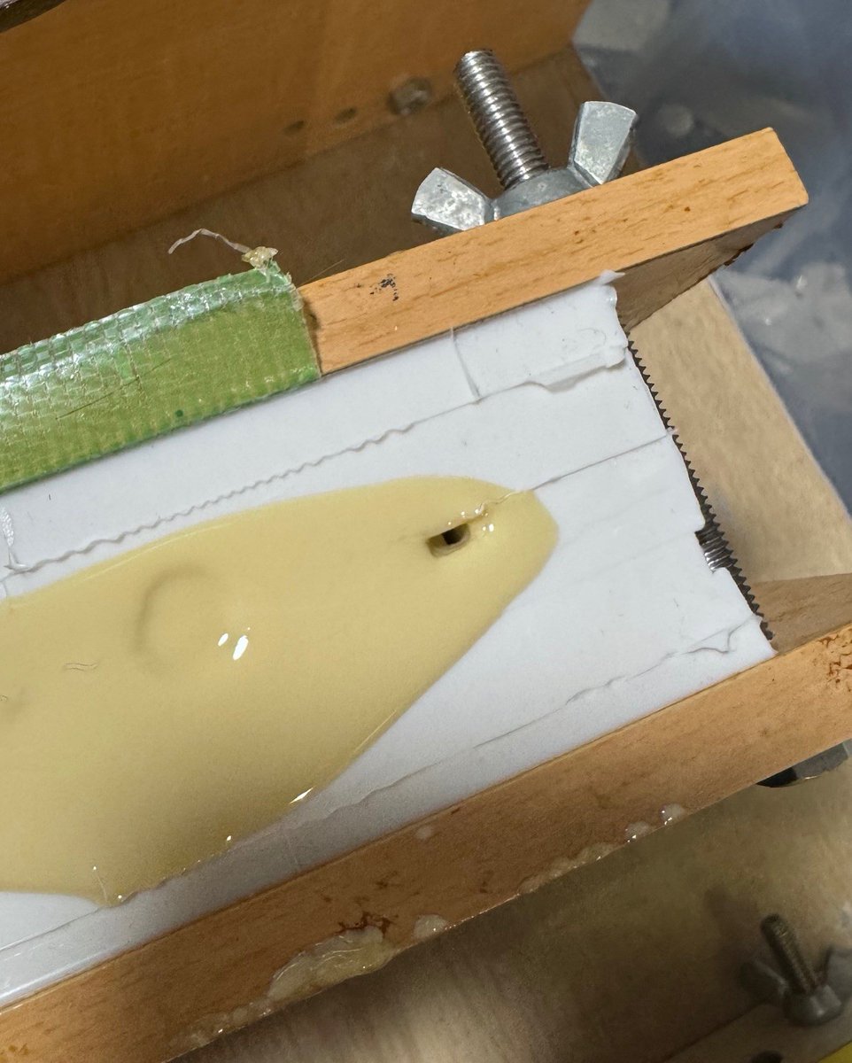 mokichiz's tweet image. 絶賛!!複製中なのですが、シリコン型を上から見ると
この様に成っています。真ん中の丸がメインの注ぎ口で
四角いのが流れたレジンが上に上がり出てくる場所です。
何故あふれるまでレジンを注ぐかと言うと
2枚目の画像のように硬化中から
なみなみ注いだレジンがくぼみだす…