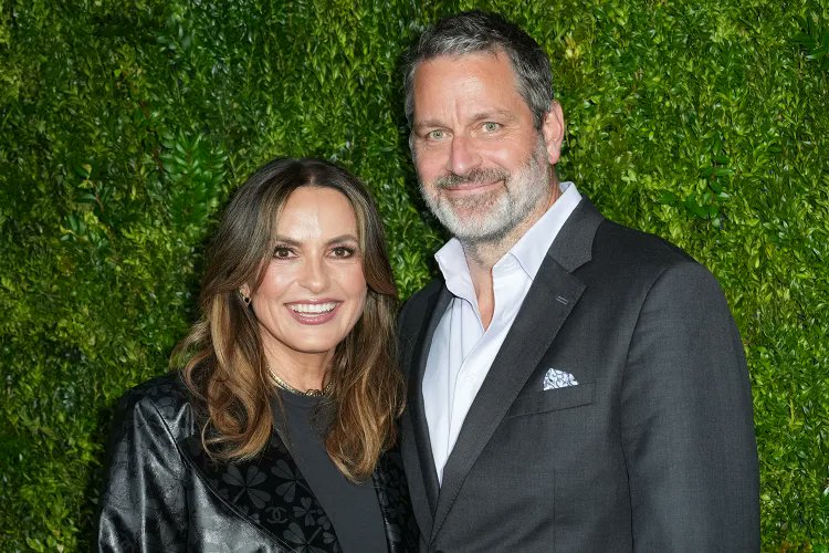 eheadlyn's tweet photo. Mariska Hargitay Recalls Thinking Peter Hermann Was 'Gonna Have Me Whacked' When He Surprised Her with Her Mother's Piano

"So now I'm starting to get scared," https://t.co/PKxi2QLXla