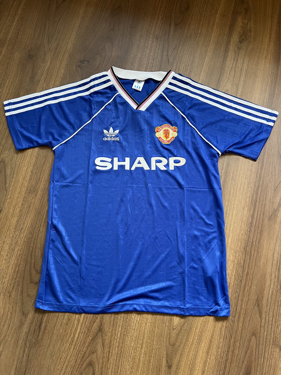 thriftedthrvds's tweet image. size: large
condition: 10/10
price: ¢200