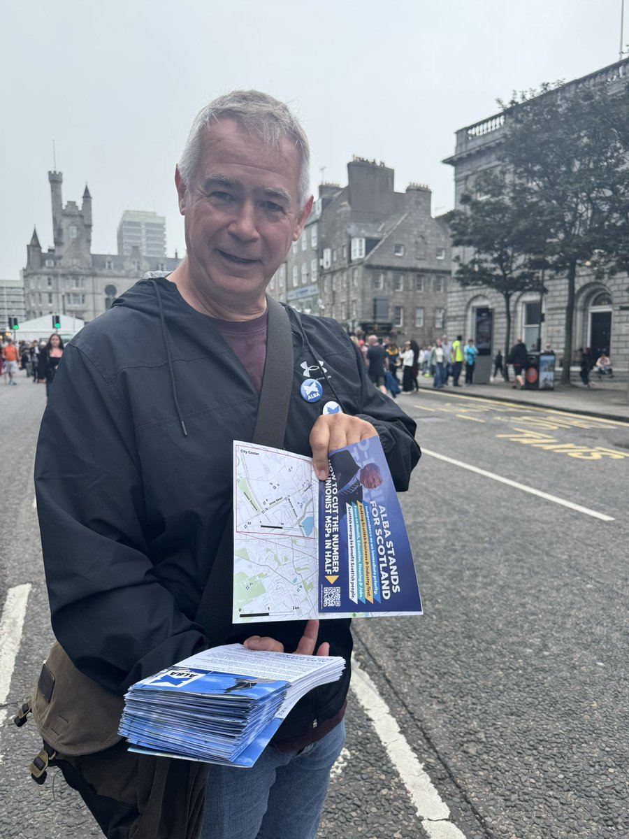 The Alba map leaflets bigging up Indy and Aberdeen were all snapped up in the hour. Here is  Gavin Bain, Christina hendry and a mermaid enjoying the craic. #ScottishIndependence