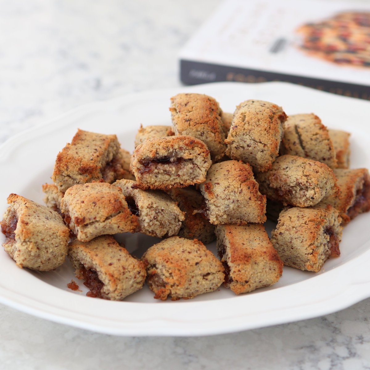 BakeEurope's tweet image. In Puglia, Italy 🇮🇹 there's a town called Ceglie Messapica with its own signature cookie: u’ piscquett’l.
Naturally gluten-free, they're made with almond flour, lemon zest, orange liqueur (rosolio all’arancia), and filled with cherry jam.
Would you bake these at home?