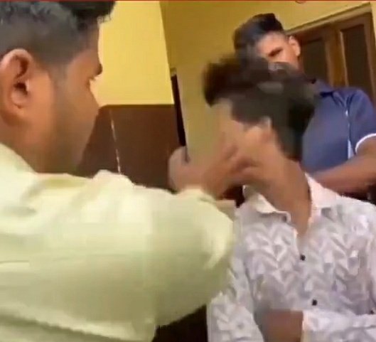 PARENTS : बच्चों को क्या सिखाते हो, भगवान है या नही ?

TEACHER : भगवान नही है.

PARENTS : तेरी ये हिम्मत, ये ले थप्पड़.

टीचर के द्वारा बच्चों को तर्क और तथ्यों के आधार पर विज्ञान सिखाना माता पिता को पसंद नही आया. टीचर को थप्पड़ मार कर अपमानित क्या गया.

काम करने वालों को सोचने