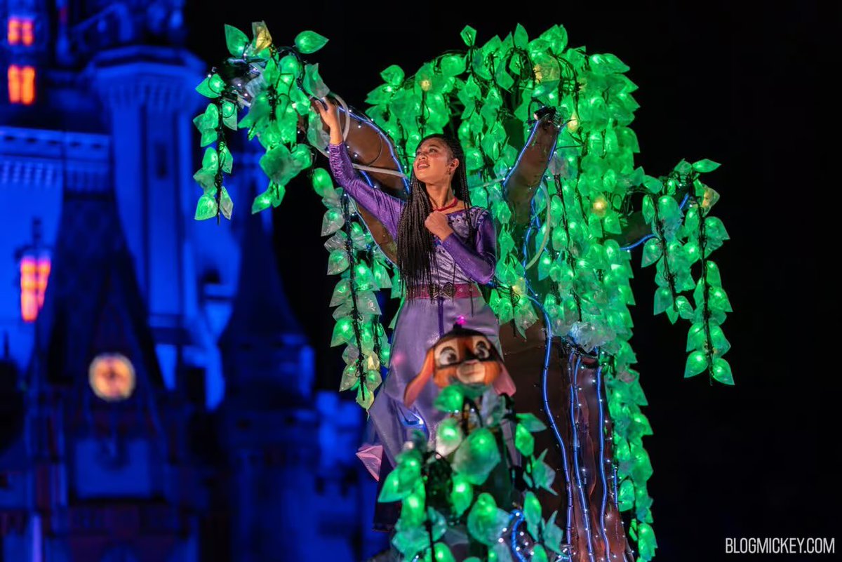 Blog_Mickey's tweet image. The ✨Disney Starlight ✨nighttime parade debuted last night at Magic Kingdom!
We have a full video of the parade and we just added more than two dozen brand new photos to our article: blogmickey.com/2025/07/disney…