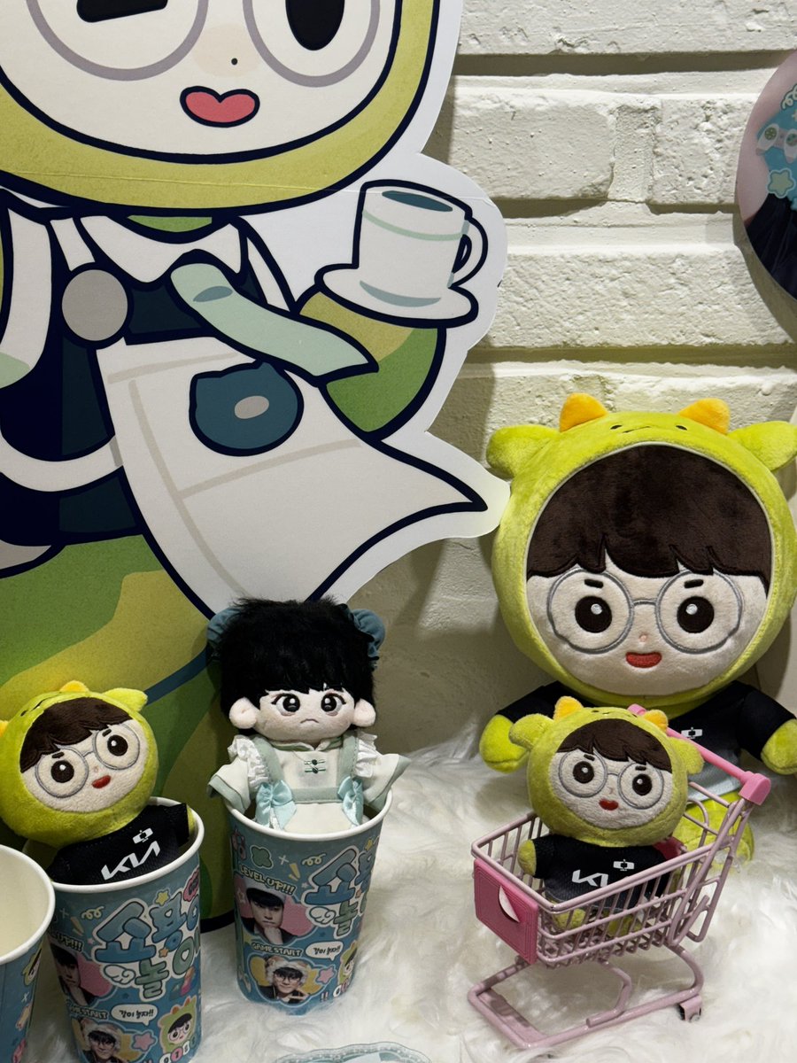 진짜 너무 아기자기하게 꾸며놓으시기도하고 카페 디저트 음료도 너무 맛있고 귀여워서 눈도 입도 즐거운 생일카페 방문이었습니다 🥹🥹 시간만 됐다면 나머지 하루도 방문해서 1등 럭드 뽑고 싶었지만 쇼용 키링도 너무 귀여워서 매우 만족하고 있습니당

#쇼용이랑_같이_놀자 #허수_레벨업_했수