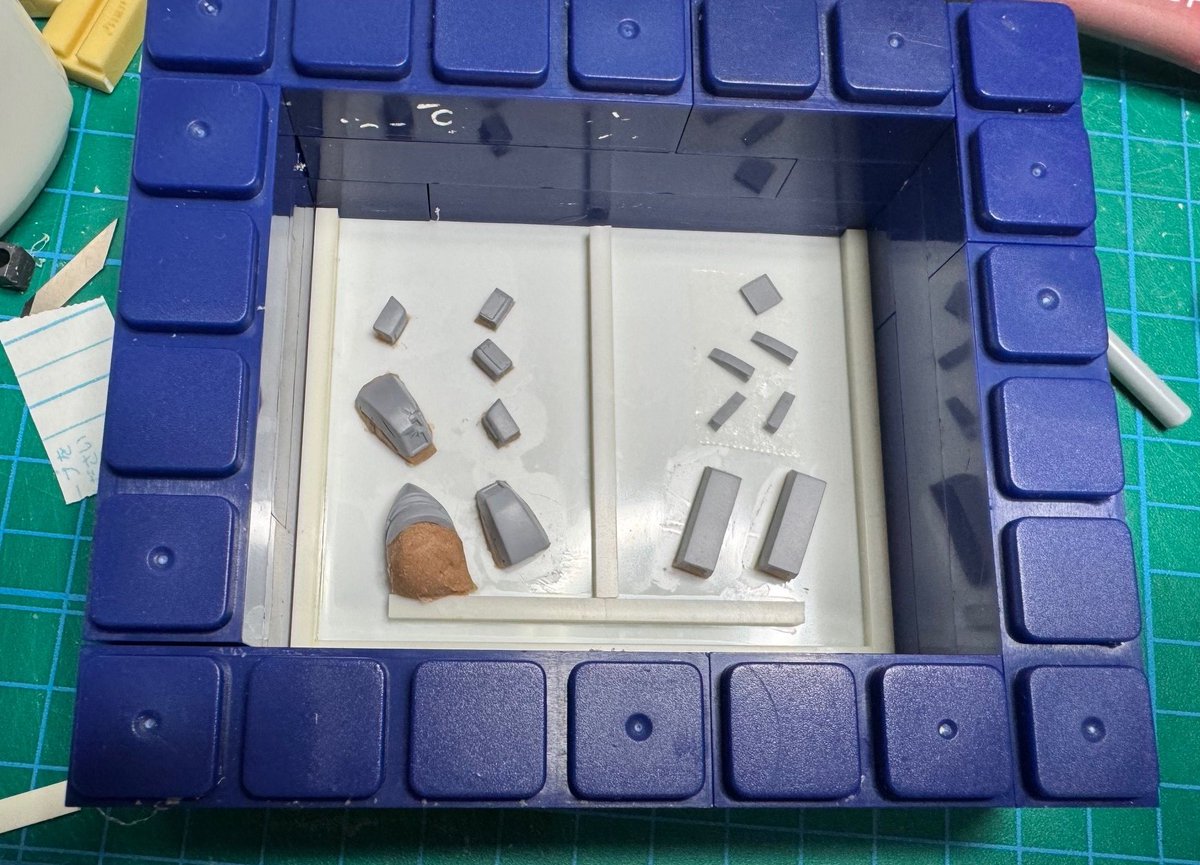 mokichiz's tweet image. 絶賛!!複製中なのですが、シリコン型を上から見ると
この様に成っています。真ん中の丸がメインの注ぎ口で
四角いのが流れたレジンが上に上がり出てくる場所です。
何故あふれるまでレジンを注ぐかと言うと
2枚目の画像のように硬化中から
なみなみ注いだレジンがくぼみだす…