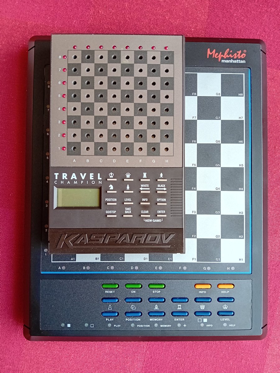 oldsoft's tweet photo. Mephisto Manhattan vs Mephisto Travel Champion 2080, 30s/tah, 0-1. 62 tahů, Manhattan to prohrál chybou už ve 14. tahu (říká StockFish). #chesscomputer https://t.co/HijRFuenOl