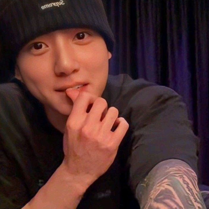 Resign

Jungkook tweets AU