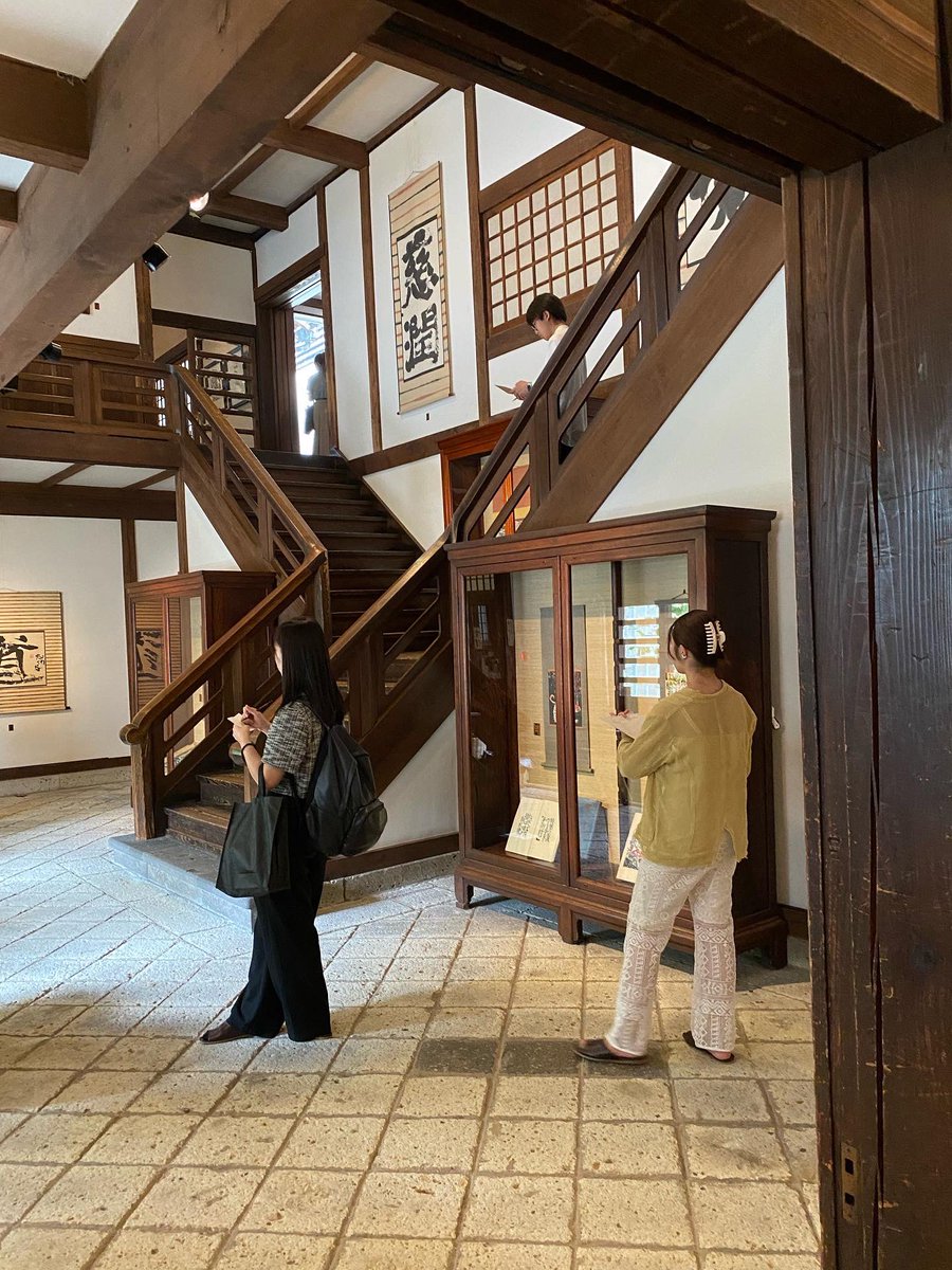 kurata_takashi's tweet image. 大学院「総合芸術特論」講義では、今年も駒場の日本民藝館＆東大駒場キャンパスで現地実習をしました。民藝館の古屋真弓さん、東大の梶谷真司さんと林憲吾さんにお世話になりました。貴重な機会をほんとうにありがとうございました。

＊民藝館内の写真は記録用に許可を得て撮影したものです