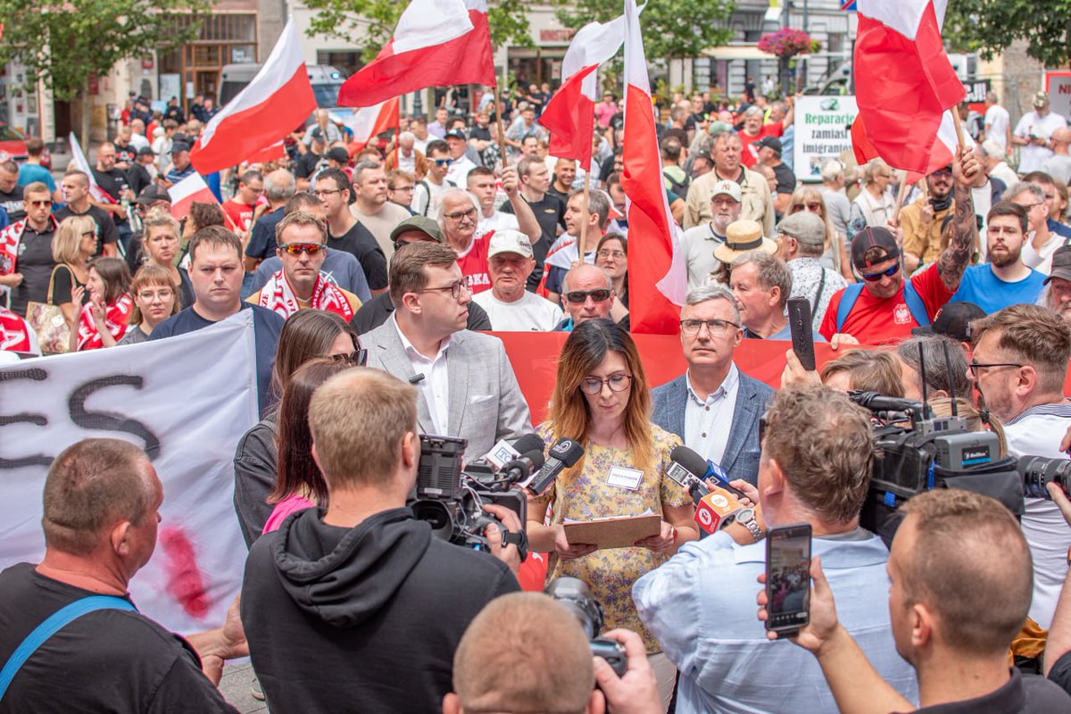 KONFEDERACJA_'s tweet photo. Nasza ogólnopolska akcja STOP IMIGRACJI przyciągnęła tłumy❗ 
Polacy pokazali, że mają dość polityki masowej imigracji rządu Tuska i całej UE!

Chcemy bezpiecznej Polski a nie multi-kulti, chaosu i przestępczości! To dzień wspaniałego zjednoczenia obywateli w obronie polskich spraw 🇵🇱
#StopImigracji