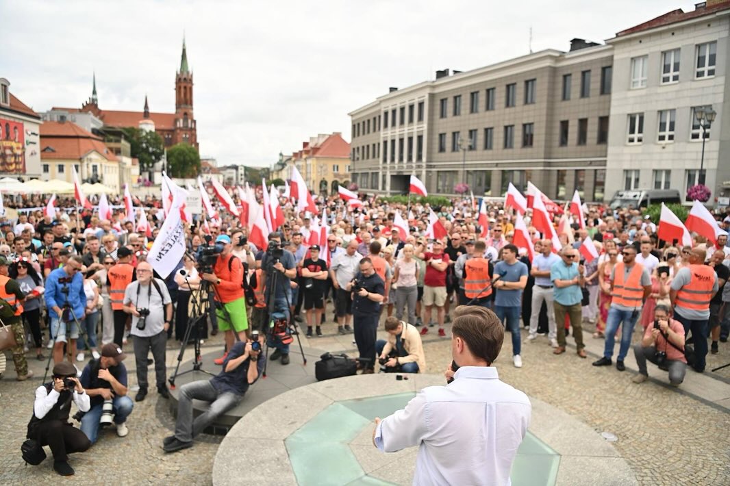 KONFEDERACJA_'s tweet photo. Nasza ogólnopolska akcja STOP IMIGRACJI przyciągnęła tłumy❗ 
Polacy pokazali, że mają dość polityki masowej imigracji rządu Tuska i całej UE!

Chcemy bezpiecznej Polski a nie multi-kulti, chaosu i przestępczości! To dzień wspaniałego zjednoczenia obywateli w obronie polskich spraw 🇵🇱
#StopImigracji