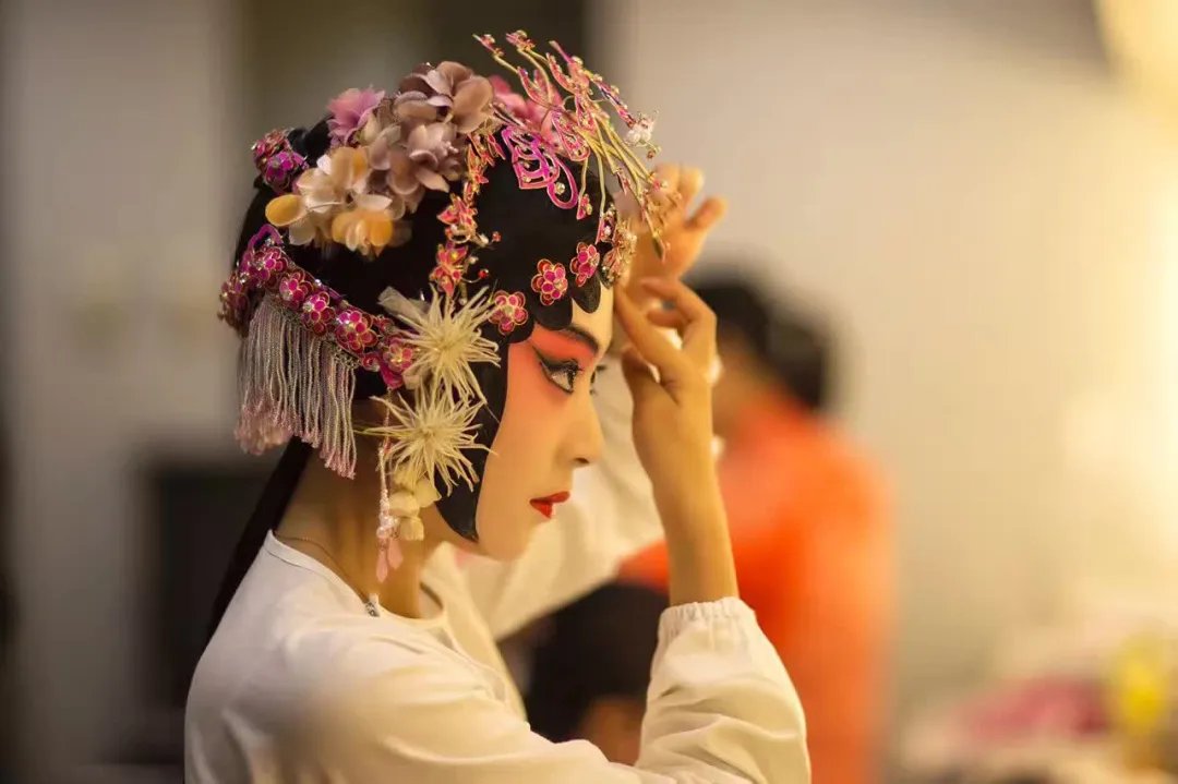 yngjishn722101's tweet image. 单雯是南京艺术学院戏剧与影视学院教师,同时也是现代昆曲的领军人物,中国戏剧表演艺术最高奖“梅花奖”榜首获得者。近些年来,她一直致力于弘扬和发展昆曲艺术,吸引更多年轻观众走进剧场,观看传统昆曲。今年五四青年节前夕,单雯被共青团中央、全国青联授予新时代青年先锋。