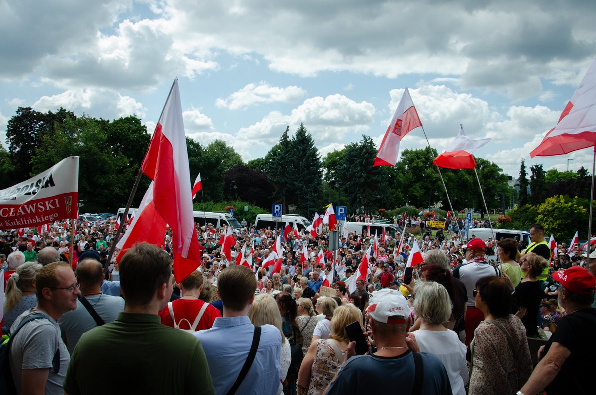 KONFEDERACJA_'s tweet photo. Nasza ogólnopolska akcja STOP IMIGRACJI przyciągnęła tłumy❗ 
Polacy pokazali, że mają dość polityki masowej imigracji rządu Tuska i całej UE!

Chcemy bezpiecznej Polski a nie multi-kulti, chaosu i przestępczości! To dzień wspaniałego zjednoczenia obywateli w obronie polskich spraw 🇵🇱
#StopImigracji