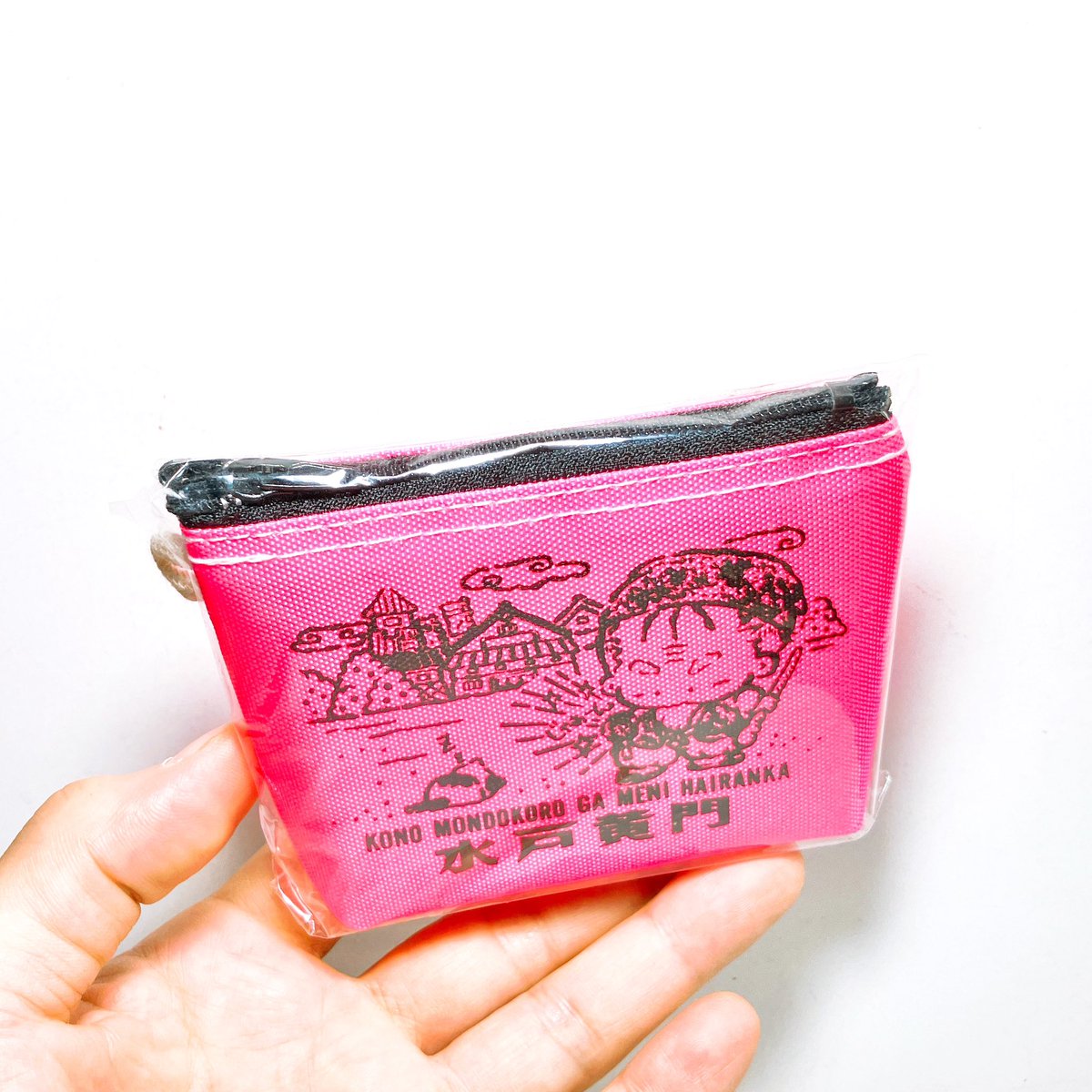 ●#奇声の入荷●
水戸土産の水戸黄門蛍光ポーチが入荷しました！これまでファンシー絵みやげじいちゃんの存在を認識してなかったので初めこそ違和感を覚えましたが、お土産陶器などに描かれる昭和イメージのこってりじいちゃんよりもアグレッシブ感が強めでクセになりそうな予感。#ファンシー絵みやげ