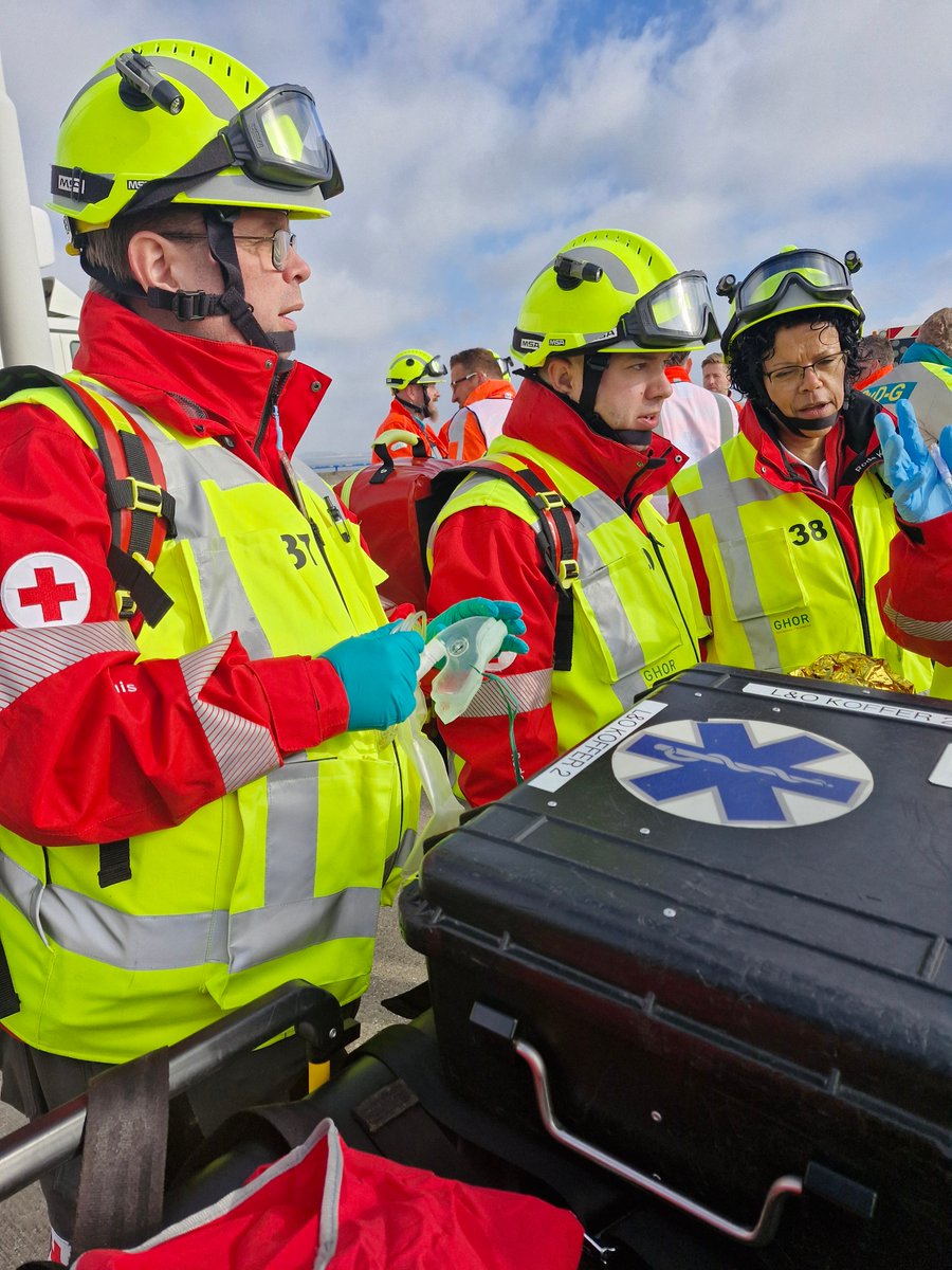 NHTPlus's tweet image. Ben jij niet bang voor een beetje actie, heb je interesse in EHBO en help je graag mensen in nood?
Wil jij opgeleid worden door ambulancepersoneel, werken volgens de protocollen van de ambulancezorg én deel uitmaken van een hecht team van vrijwilligers?
Meld je dan nu aan!