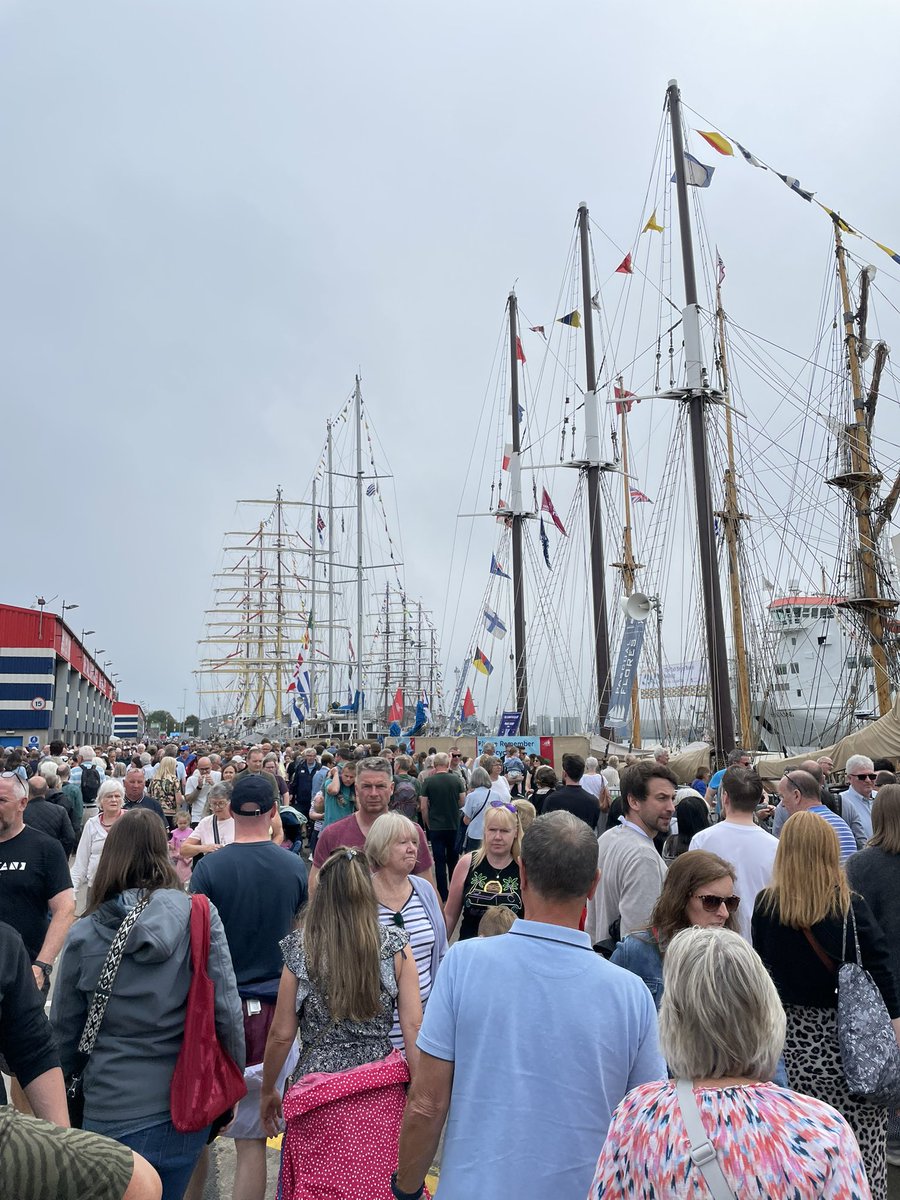 AndrewBowie_MP's tweet image. 😮 Wow!
⚓️ Absolutely amazing to see so many people in Aberdeen enjoying The Tall Ships today! Absolutely packed.
⛵️ 49 stunning tall ships from around the world 🌍
🗓️ And it’s only Day 1!