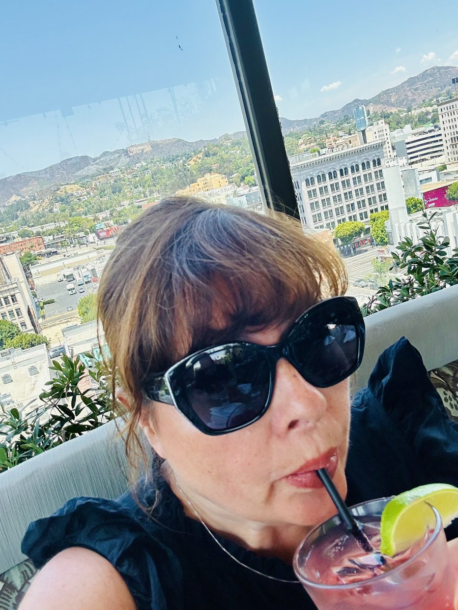 Jane_Arthur_'s tweet image. Los Angeles is a much more comfortable 10degrees cooler than Las Vegas ☀️ Fantastic view from the pool on our roof of the HOLLYWOOD sign 👍🏼 Now I am ready for some star spotting 🤩 #loveholidays ❤️