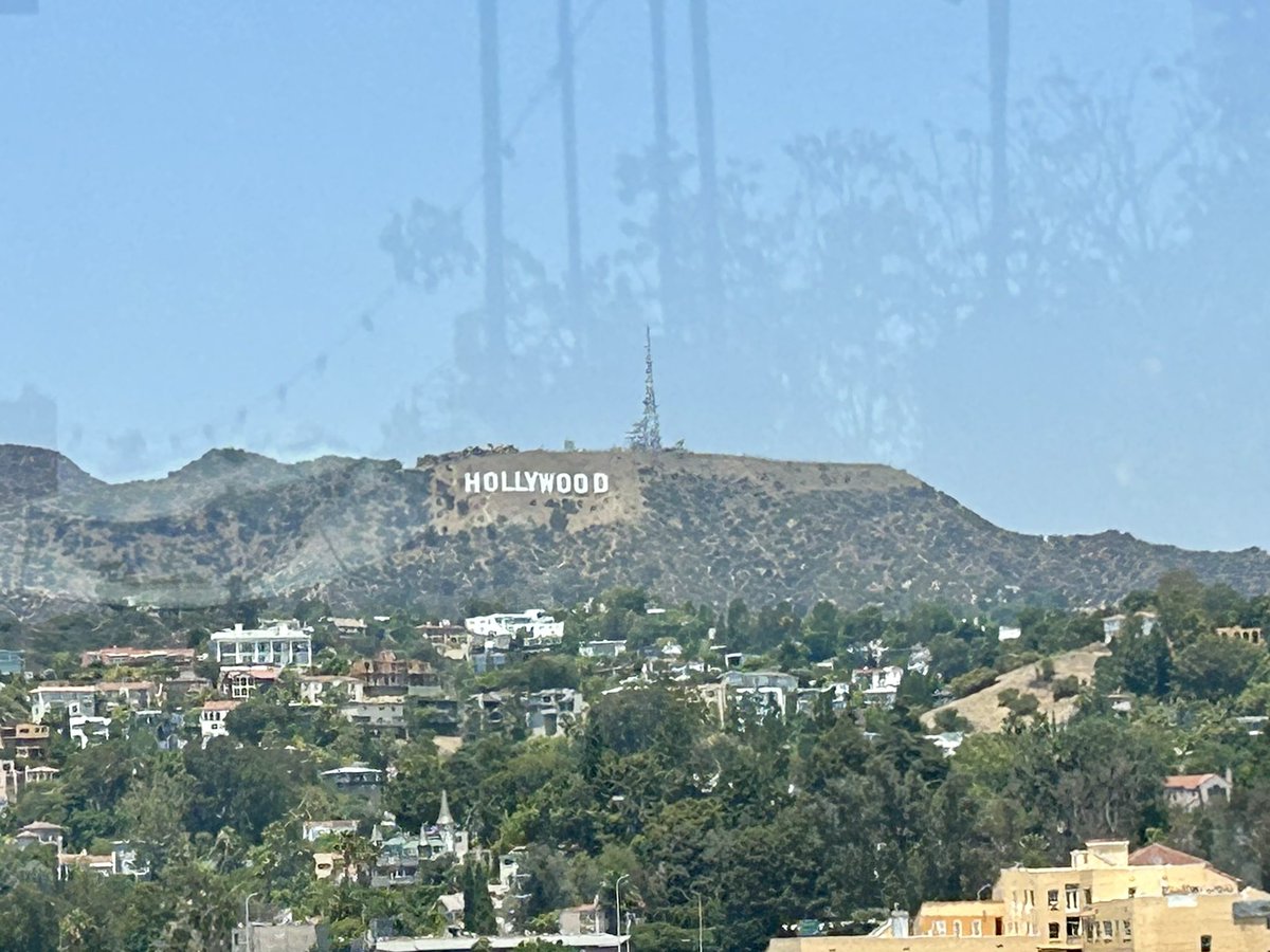 Jane_Arthur_'s tweet image. Los Angeles is a much more comfortable 10degrees cooler than Las Vegas ☀️ Fantastic view from the pool on our roof of the HOLLYWOOD sign 👍🏼 Now I am ready for some star spotting 🤩 #loveholidays ❤️