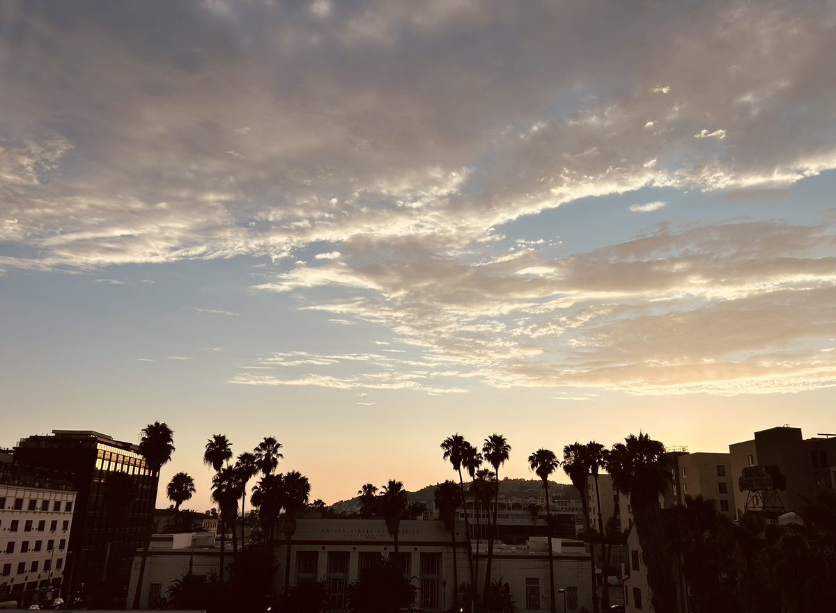Jane_Arthur_'s tweet image. Los Angeles is a much more comfortable 10degrees cooler than Las Vegas ☀️ Fantastic view from the pool on our roof of the HOLLYWOOD sign 👍🏼 Now I am ready for some star spotting 🤩 #loveholidays ❤️