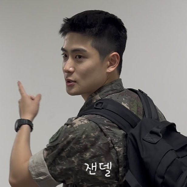 옆머리가 더 짧아진거 같은데