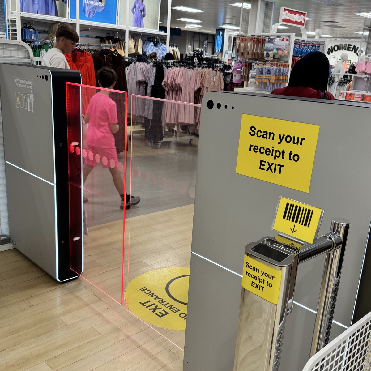 MattJSmith's tweet image. I’ve just returned from a trip…
First shop I visit, a man who struggles with English asks for a ‘piss’ in the fitting rooms, making many uncomfortable.
Security tags and gates everywhere.
Half the conversations I heard were English.
What’s happening to Britain…? 🍂🇬🇧…
