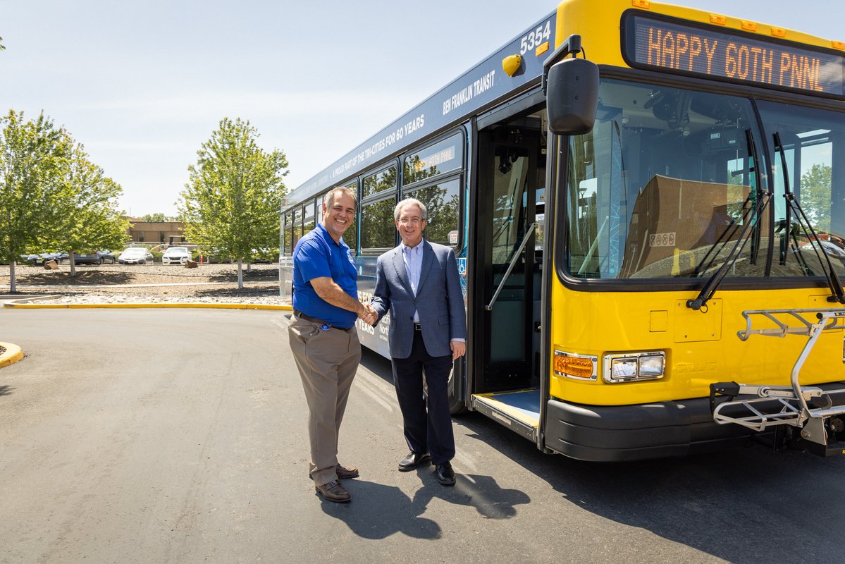 PNNLab's tweet image. ✂️🎀🚌

This week we welcomed leadership from @bftransit and @tricitychamber for the on-campus reveal of our 60th anniversary bus wrap. Catch the bus on Route 26 and ride it to campus! #60YearsOfPNNL