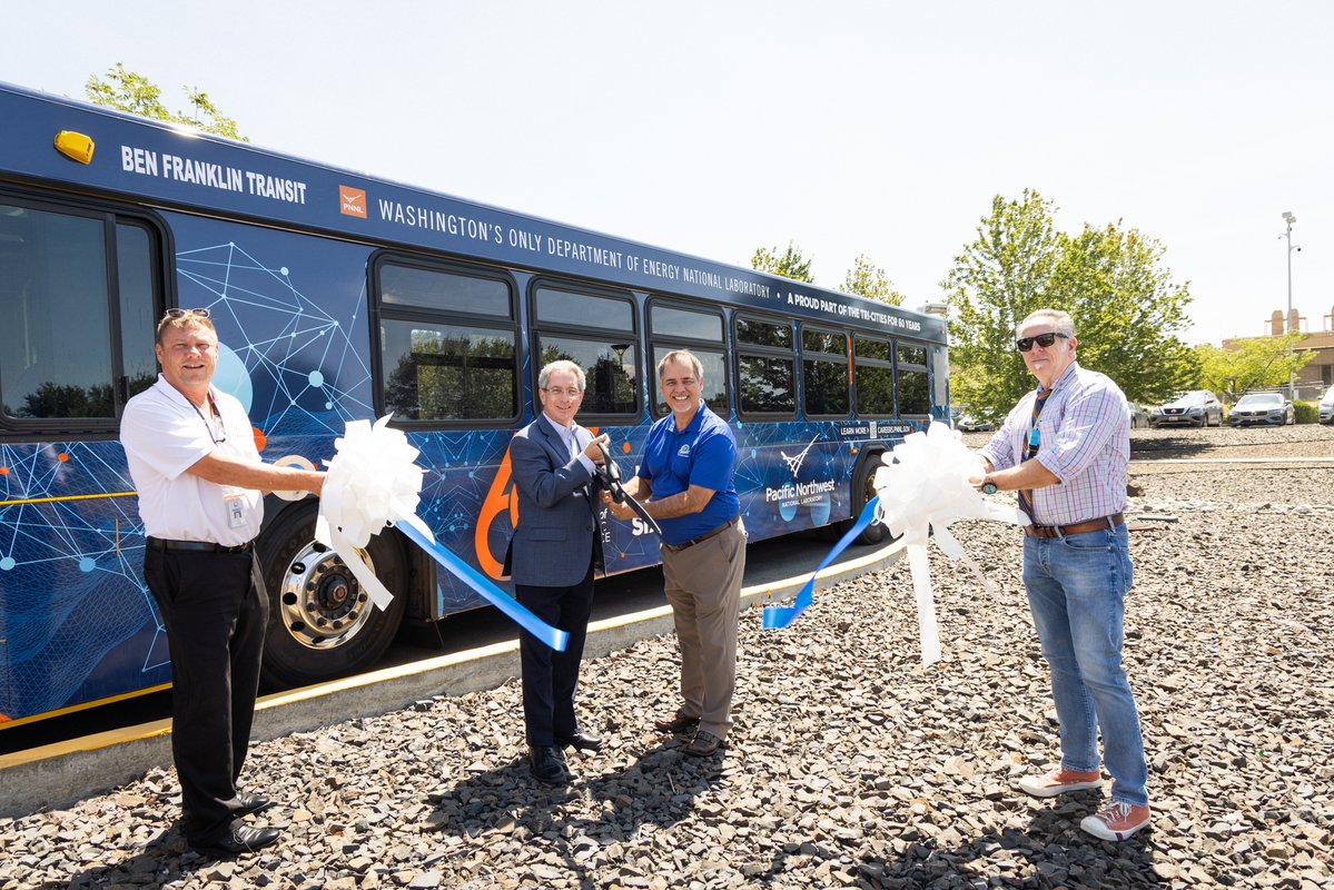 PNNLab's tweet image. ✂️🎀🚌

This week we welcomed leadership from @bftransit and @tricitychamber for the on-campus reveal of our 60th anniversary bus wrap. Catch the bus on Route 26 and ride it to campus! #60YearsOfPNNL