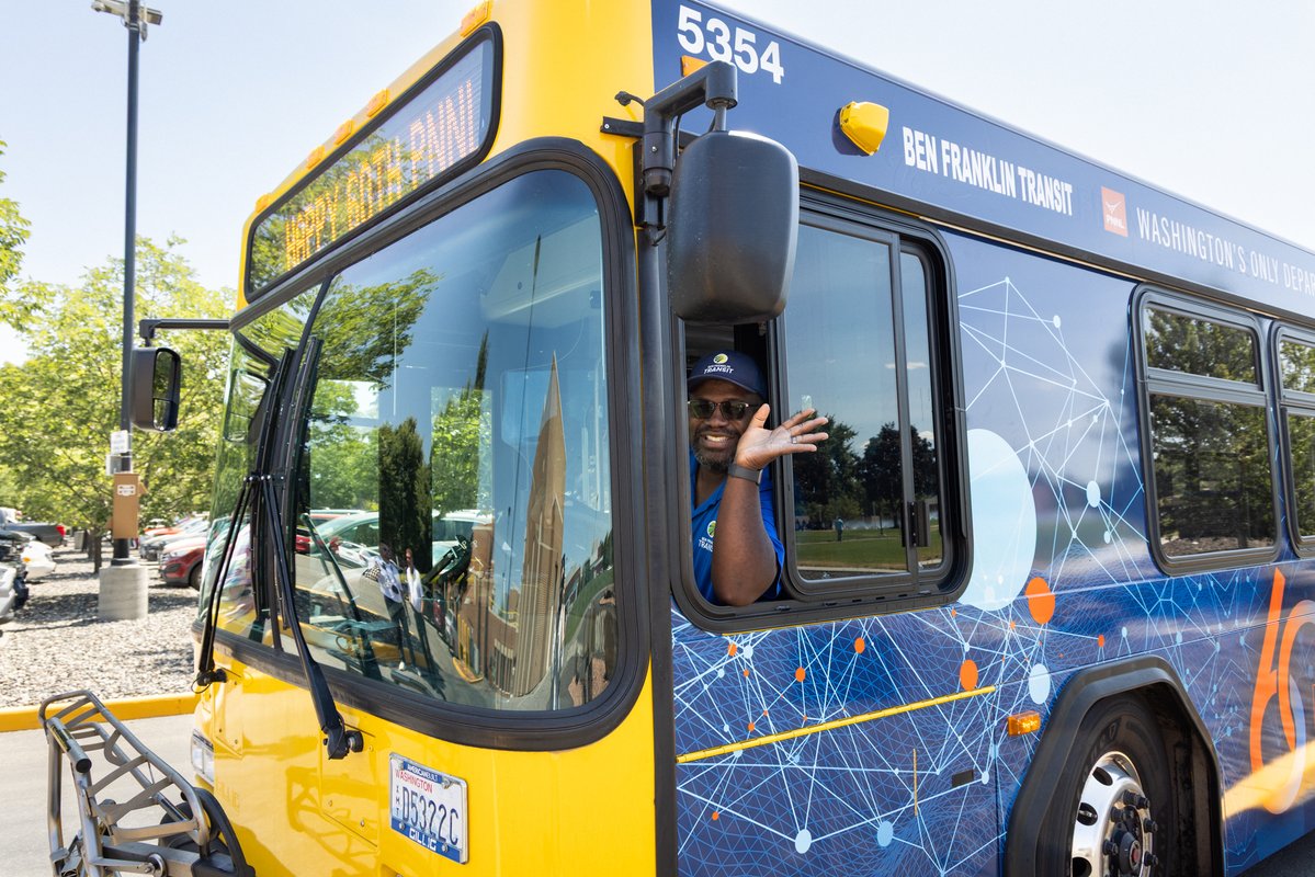 PNNLab's tweet image. ✂️🎀🚌

This week we welcomed leadership from @bftransit and @tricitychamber for the on-campus reveal of our 60th anniversary bus wrap. Catch the bus on Route 26 and ride it to campus! #60YearsOfPNNL