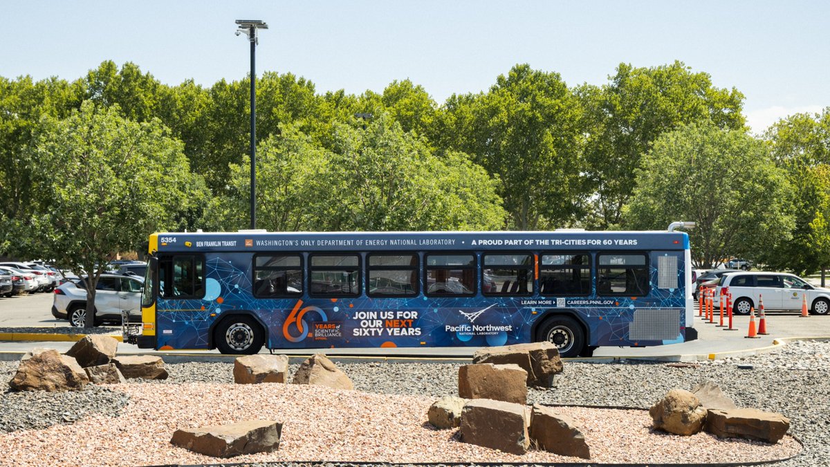 PNNLab's tweet image. ✂️🎀🚌

This week we welcomed leadership from @bftransit and @tricitychamber for the on-campus reveal of our 60th anniversary bus wrap. Catch the bus on Route 26 and ride it to campus! #60YearsOfPNNL