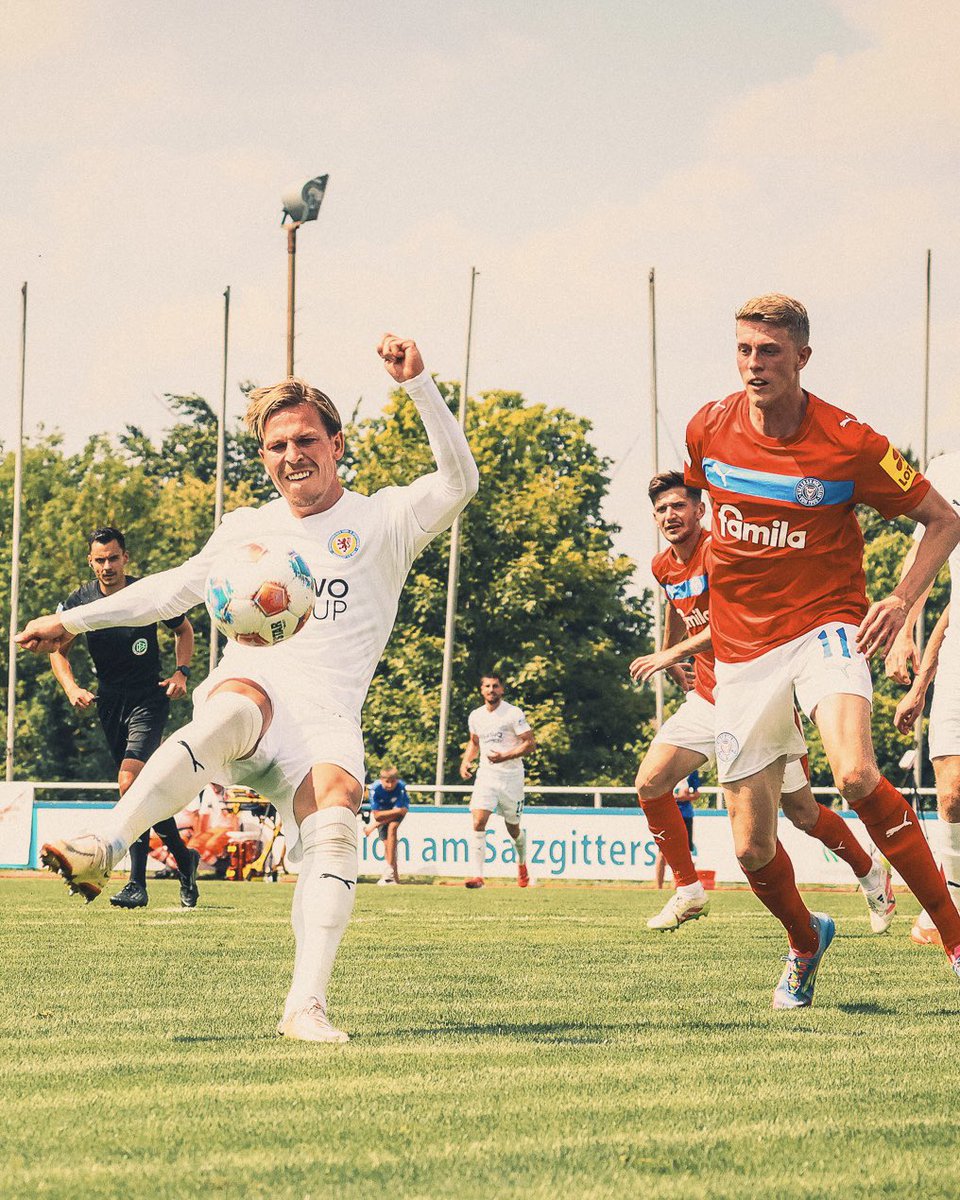 Pause am Salzgittersee. Ohne Tore geht es in die Kabinen. Ein Pfostentreffer von Tempelmann bildete das Highlight im ersten Durchgang, generell mehrten sich die Abschlüsse zum Ende des ersten Durchgangs. Gleich starten die zweiten 45 Minuten!👏

#wirsindeintracht