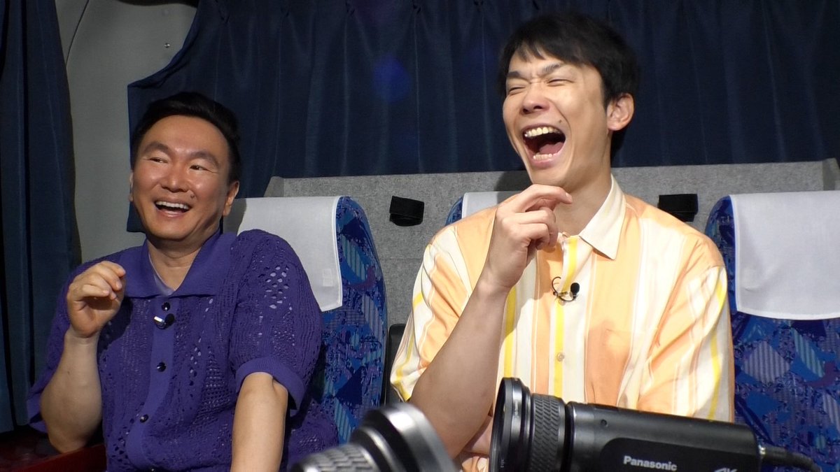 MBS_shirankedo's tweet image. きょう放送です👏
M-1から激動の半年…
令和ロマンケムリさん＆
バッテリィズさんに色々聞こうバスツアー🚌🚌
最後は楽しくバーベキュー大会🍖🍖
#かまいたちの知らんけど
#かまいたち