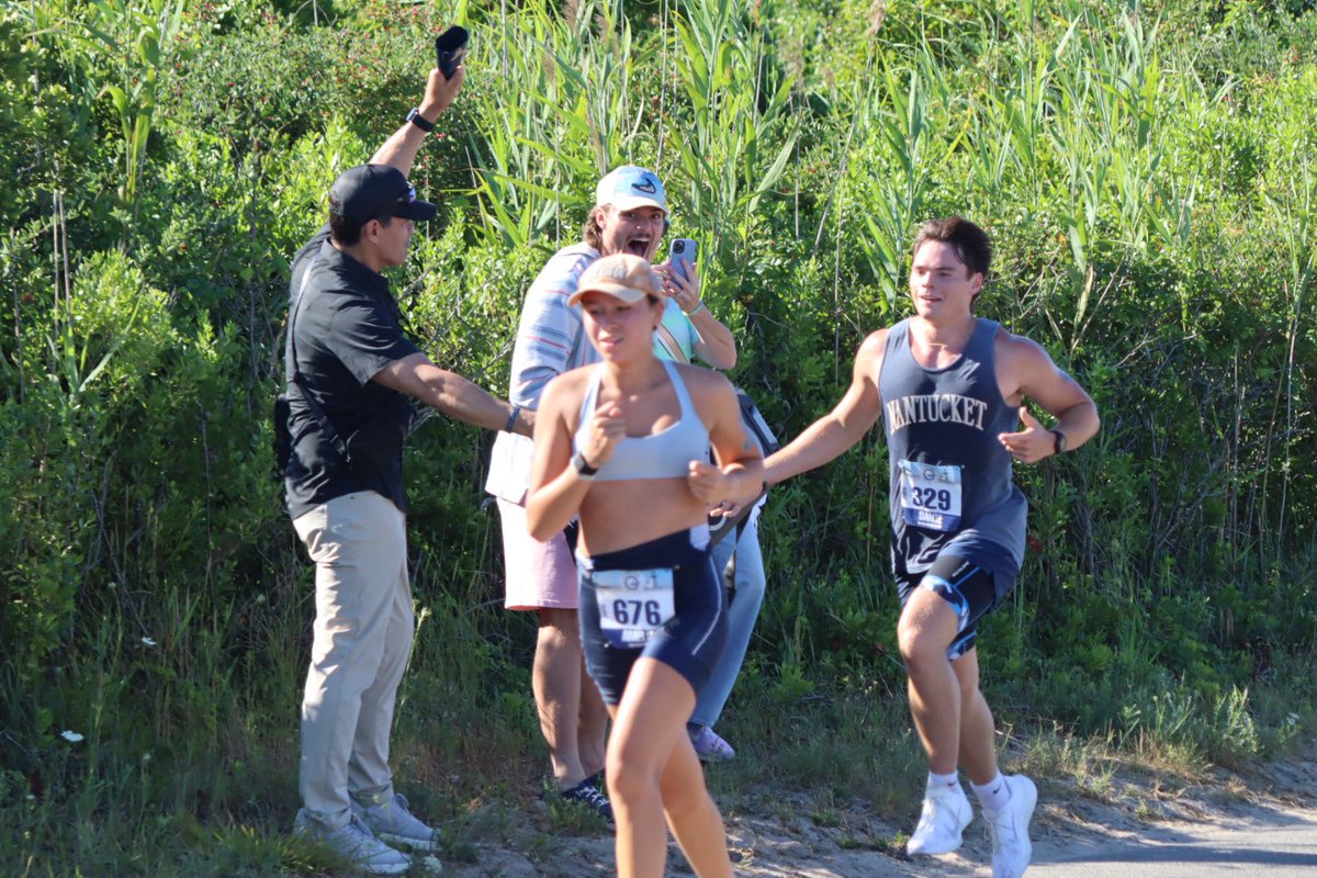 ACKCurrent's tweet image. .@Patriots legend @TedyBruschi cheering on his son Dante during this morning’s Nantucket Triathlon