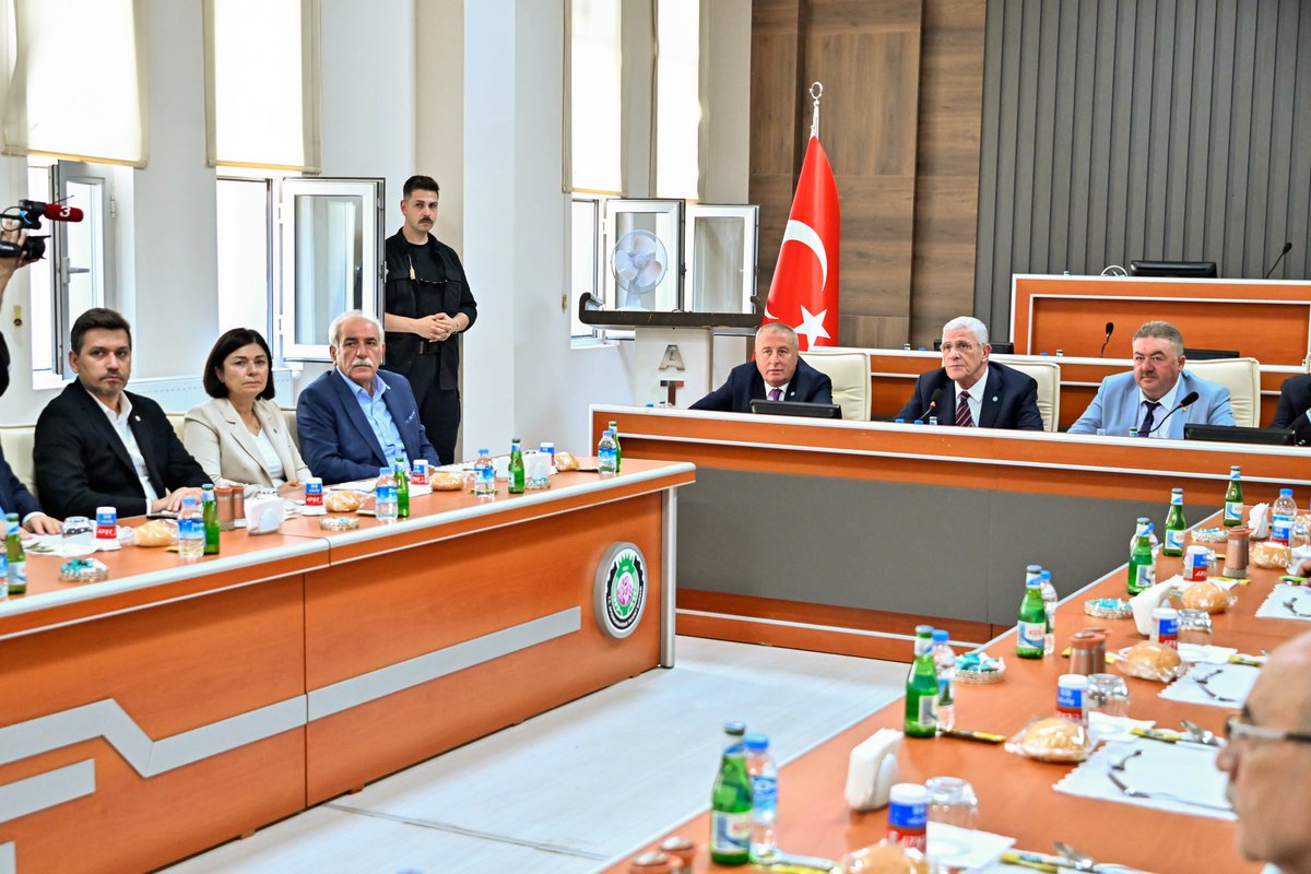 iyiparti's tweet photo. Genel Başkanımız Sayın Müsavat Dervişoğlu (@MDervisogluTR),

Afyonkarahisar Ticaret Borsası'nı ziyaret ederek bölgenin ekonomik, sosyal ve sanayi yapısına dair değerlendirmelerde bulundu.

Misafirperverlikleri için Yönetim Kurulu Başkanı Sayın Mehmet Mühsürler'e ve yönetim kurulu üyelerine teşekkür ediyoruz.