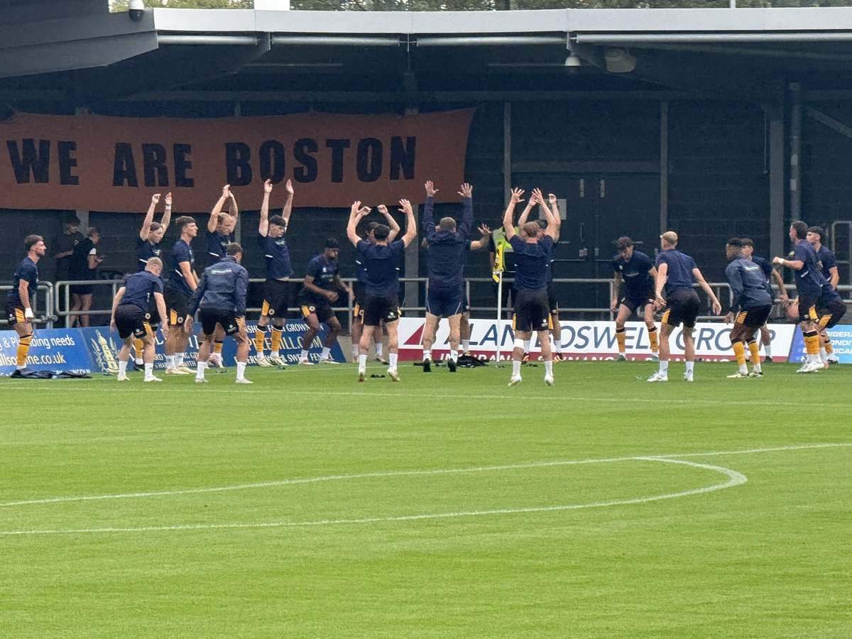 UP_THE_PILGRIMS's tweet image. Players warming up ready for today’s first home friendly v Peterborough United. 3pm kick off