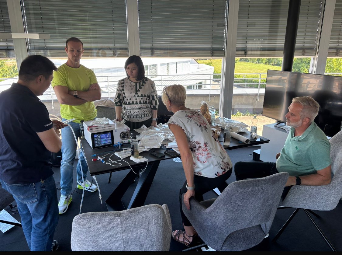 Together with Esther Isenschmid, Sandra Stojan  and Sven Höting, we went to school yesterday.
The team from <a href="/YiGaoMed_China/">YiGaoMed</a>  and Grace Hu showed us the intelligent irrigation and suction system #tidor.
Together with the new Suction sheath #Fans 🐘4, it is even possible to measure