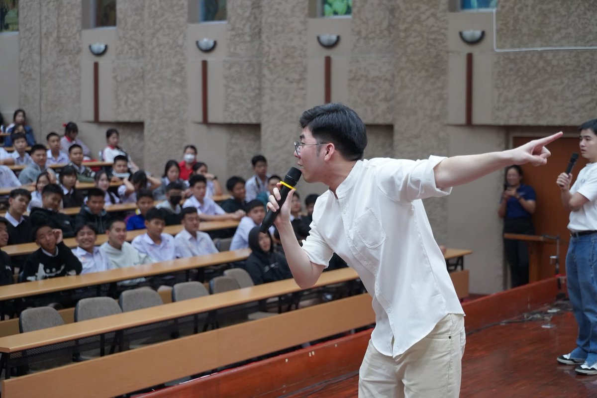 Unrulycat2511's tweet photo. "พรรคเพื่อไทย" เพื่อคนรุ่นใหม่ THACCA Campus Tour ยกขบวน Campus Tour มาส่งต่อแรงบันดาลใจให้กับน้องๆ โรงเรียนดาราวิทยาลัย เชียงใหม่ พร้อมแนะนำ แพลตฟอร์มการเรียนรู้แห่งโอกาส 

OFOS คอร์สเรียนออนไลน์กว่า 150 หลักสูตร ที่เปิดให้น้องๆได้ เรียนรู้แบบไม่ต้องเสียค่าใช้จ่าย สำรวจความฝัน พัฒนาทักษะ และสร้างอนาคตของตัวเอง