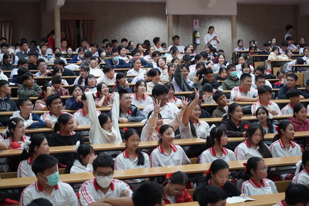 Unrulycat2511's tweet photo. "พรรคเพื่อไทย" เพื่อคนรุ่นใหม่ THACCA Campus Tour ยกขบวน Campus Tour มาส่งต่อแรงบันดาลใจให้กับน้องๆ โรงเรียนดาราวิทยาลัย เชียงใหม่ พร้อมแนะนำ แพลตฟอร์มการเรียนรู้แห่งโอกาส 

OFOS คอร์สเรียนออนไลน์กว่า 150 หลักสูตร ที่เปิดให้น้องๆได้ เรียนรู้แบบไม่ต้องเสียค่าใช้จ่าย สำรวจความฝัน พัฒนาทักษะ และสร้างอนาคตของตัวเอง