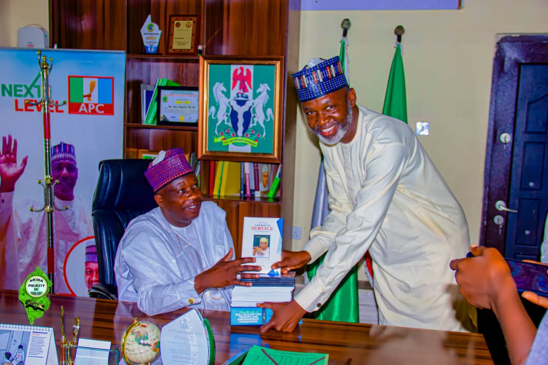 MidalaMohammed's tweet image. Presenting a books donated by Dr Bukar Usman OON President Dr Bukar Usman Foundation Abuja to the Executive Chairman of Biu at his office @Ababukar_Sadiq_ @channelstv @HonBago @honbetara1 @UmarKadafur @DrSalmaAnas warm regard
