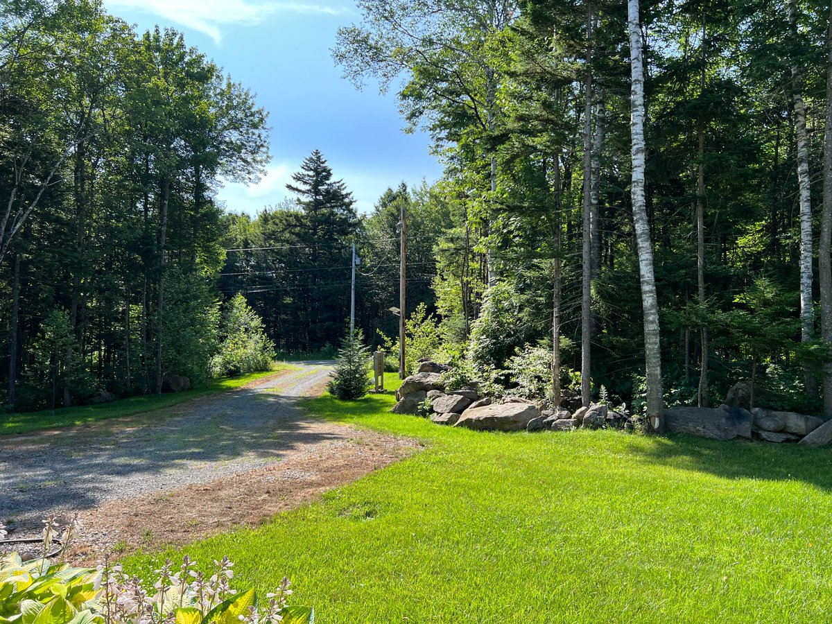 VermonsterWx's tweet image. It’s an exceptionally rare sit out on the porch and sip coffee morning. It’s not hot, cold, raining, snowing, nor buggy for once… #vtwx