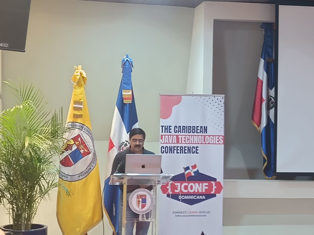 First time ever.  <a href="/venkat_s/">Venkat Subramaniam</a> at #JConfDominicana2025.

#connect #learn #evolve