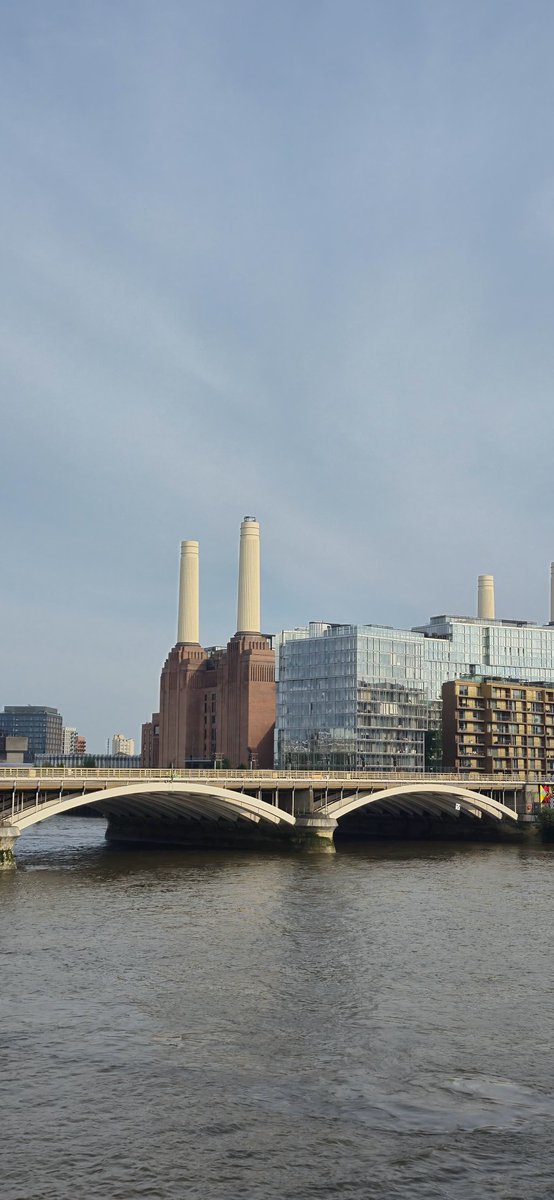 Battersea Power Station, dejen me prendo un cigarro.