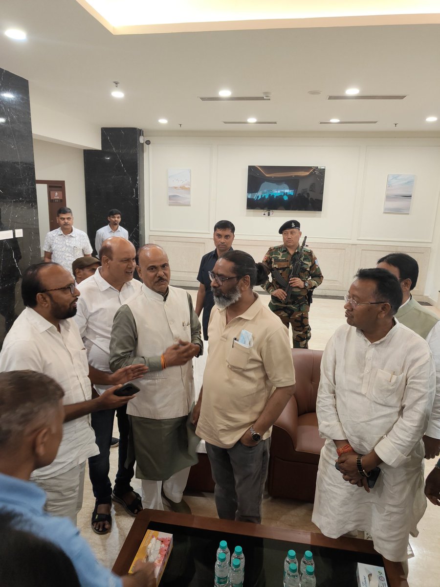 samrilal's tweet photo. आज नई दिल्ली में माननीय मुख्यमंत्री श्री @HemantSorenJMM जी से मुलाकात कर‌ दिशोम गुरु आदरणीय श्री शिबू सोरेन जी के स्वास्थ्य के बारे में जानकारी ली।

बाबा महाकाल से कामना है कि गुरुजी जल्द स्वस्थ हों और झारखंड को उनका मार्गदर्शन प्राप्त हो। https://t.co/fbdRZQ7xaa