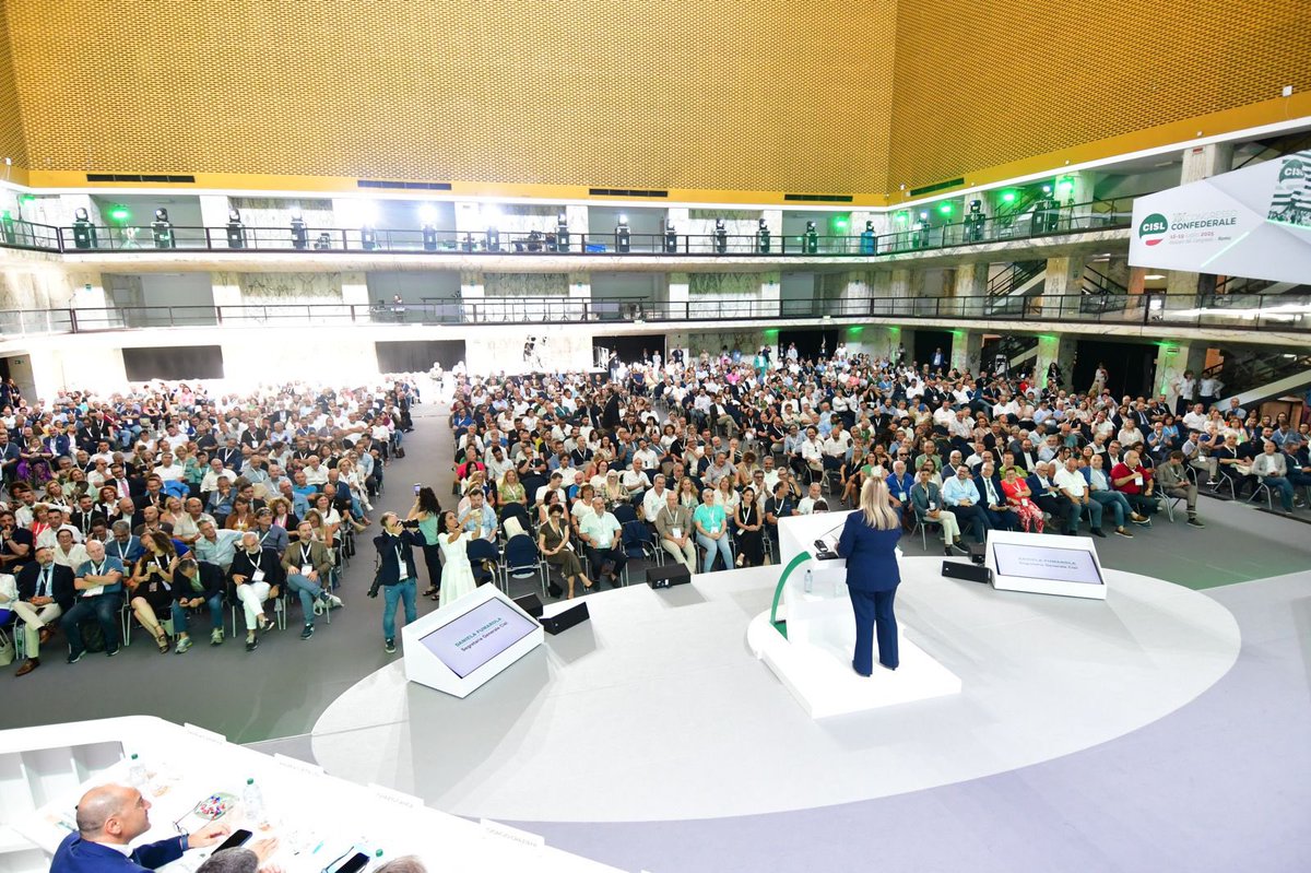 FITCISLVeneto's tweet photo. 🟢Daniela Fumarola rieletta all'unanimità Segretaria Generale della Cisl🟢
#CongressoCisl
#IlCoraggiodellaPartecipazione

https://t.co/CPuhkROBn5 https://t.co/x3KzoT0wlb