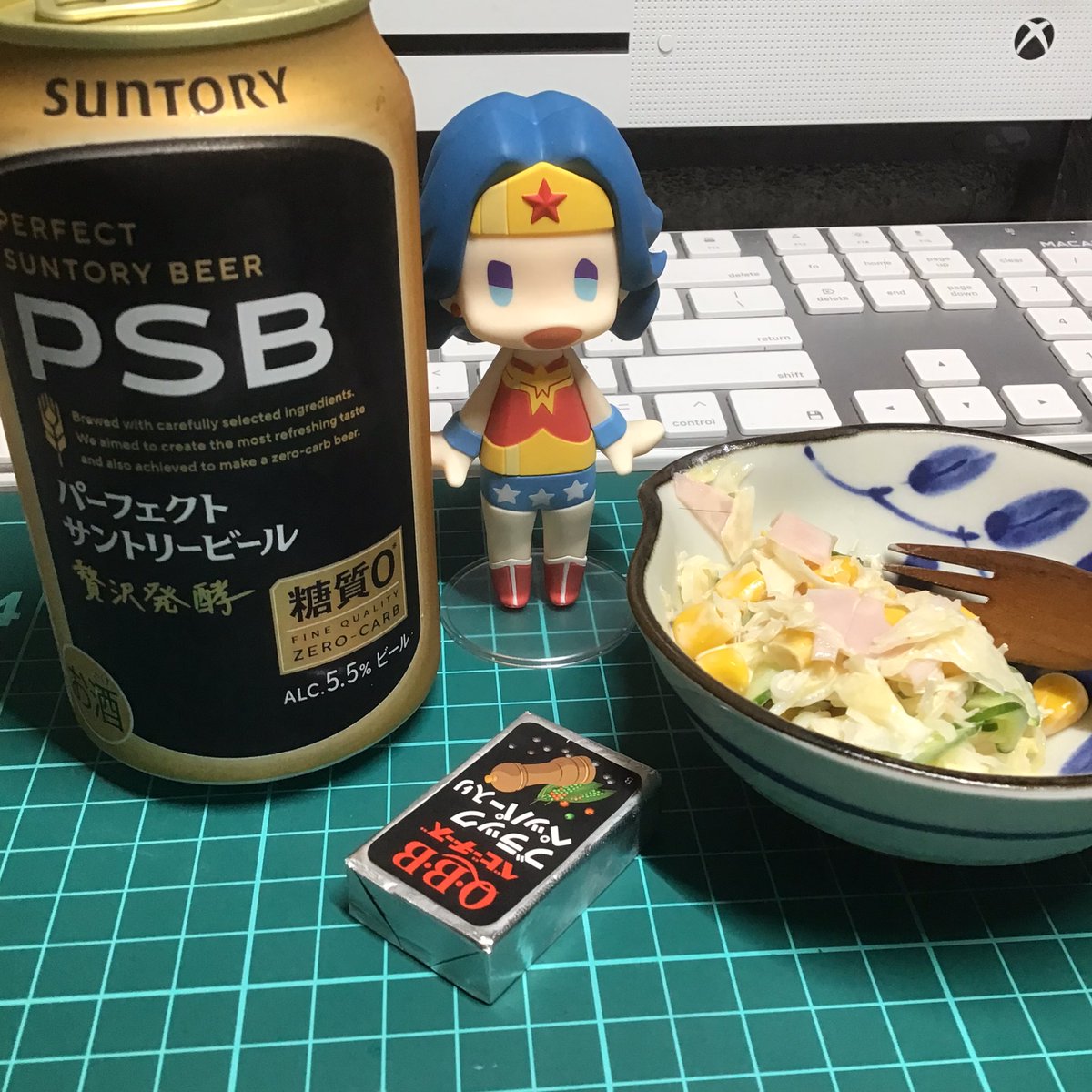 heidon's tweet image. ビールとチーズとサラダ😋
