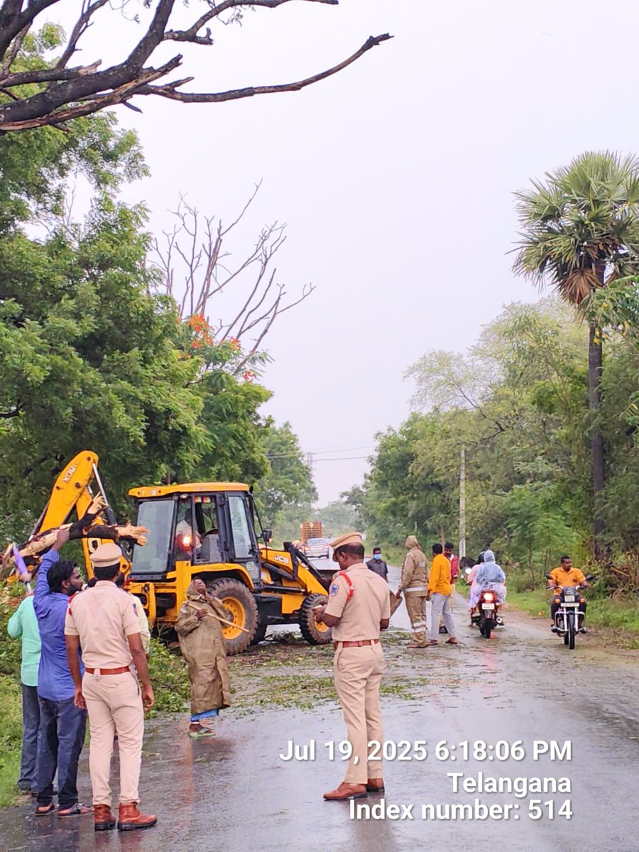 Rachakonda Police (@rachakondacop) on Twitter photo Today, i.e., on 19-07-2025 at about 17:48hrs, a large tree fell on the Choutuppal to Valigonda road due to heavy rainfall, causing a traffic obstruction. Upon receiving the information, the SHO <a href="/ChoutuppalPS/">Choutuppal Police Station</a> along with PS staff promptly reached the spot, removed the fallen Today, i.e., on 19-07-2025 at about 17:48hrs, a large tree fell on the Choutuppal to Valigonda road due to heavy rainfall, causing a traffic obstruction. Upon receiving the information, the SHO <a href="/ChoutuppalPS/">Choutuppal Police Station</a> along with PS staff promptly reached the spot, removed the fallen