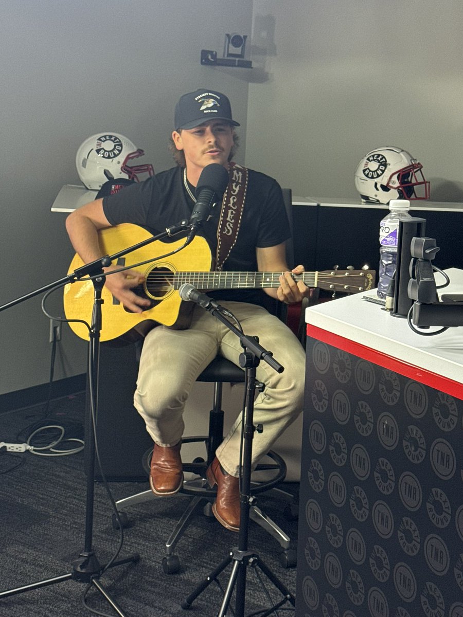 jimdunaway's tweet image. I appreciate one of our early coworkers @_abigaiiiil
, Hot New artist Myles Morgan and one of our Kentucky viewers Morgan all stopping by the studio this week.