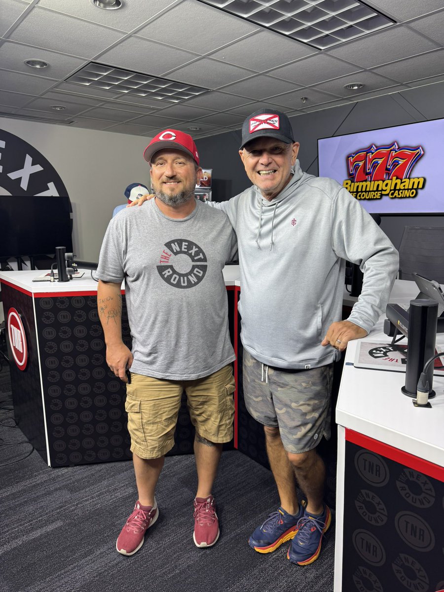 jimdunaway's tweet image. I appreciate one of our early coworkers @_abigaiiiil
, Hot New artist Myles Morgan and one of our Kentucky viewers Morgan all stopping by the studio this week.