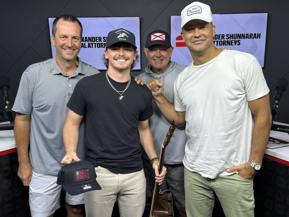 jimdunaway's tweet image. I appreciate one of our early coworkers @_abigaiiiil
, Hot New artist Myles Morgan and one of our Kentucky viewers Morgan all stopping by the studio this week.